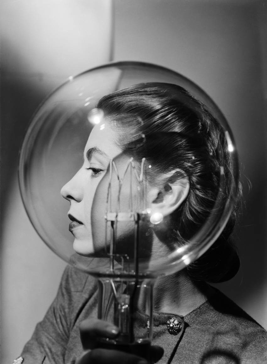 Lee Miller, Modèle avec une ampoule, Studio Vogue, Londres, 1943, Lee Miller Archives © Lee Miller Archives, Angleterre, 2025, tous droits réservés