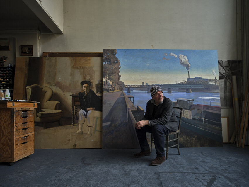 Jean-Baptiste Sécheret, peintre, illustrateur et graveur, dans son atelier situé dans le nord de Paris. Photo : © Connaissance des arts /Manolo Mylonas