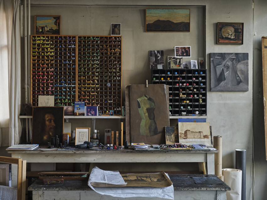 Accrochés au mur, des casiers abritent les pastels fragiles, rangés par familles de nuances. Photo : © Connaissance des arts /Manolo Mylonas