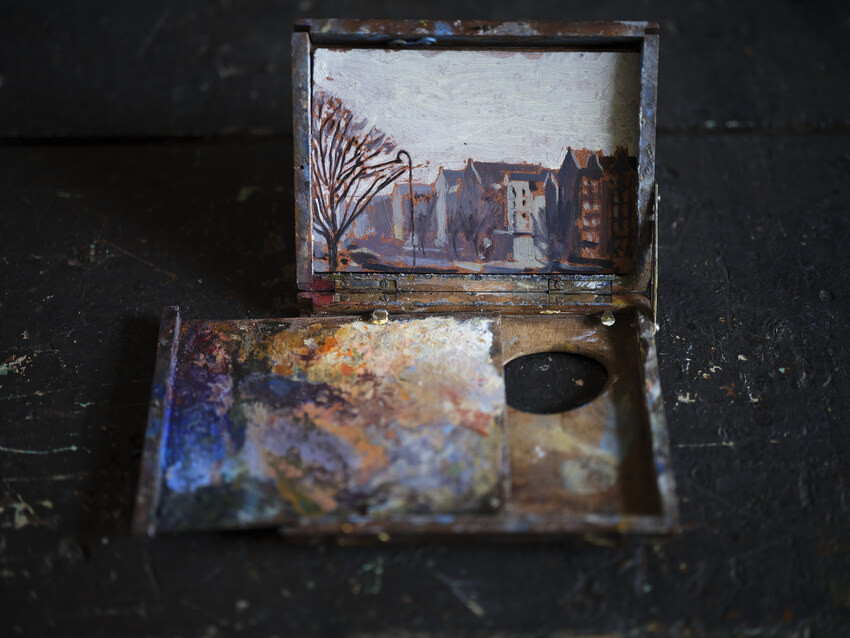 Dans l’atelier, la peinture est partout : toiles achevées ou inachevées, calepins, rouleaux, boîtes à pouce… Photo : © Connaissance des arts /Manolo Mylonas