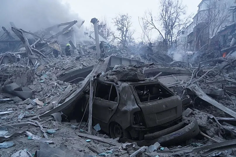 Le personnel des services d'urgence s'efforce d'éteindre un incendie à la suite d'un tir de missile russe à Kharkiv, le 2 janvier 2026.