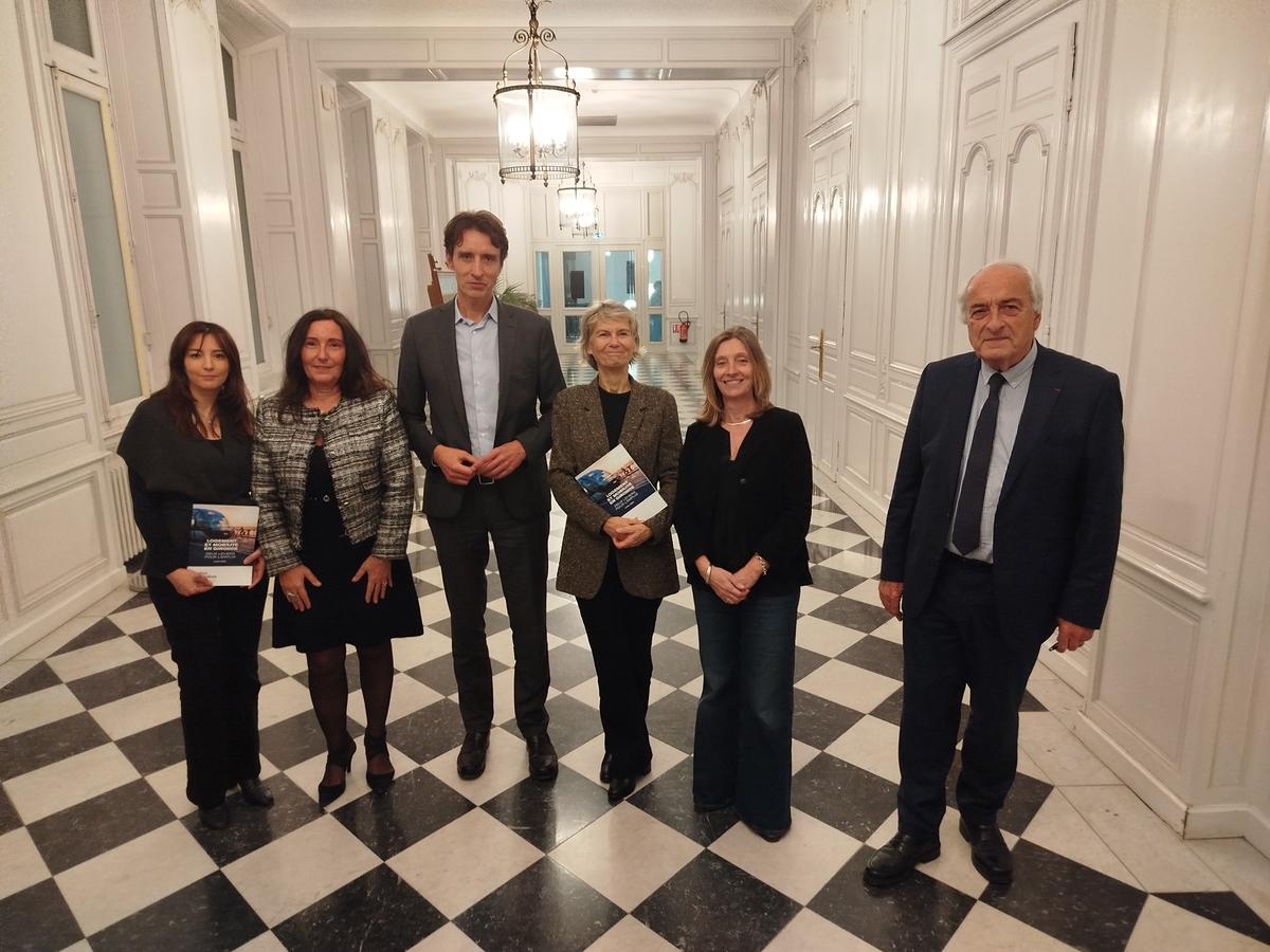 Christine Bost avec l’équipe de l’institut Enterritoires et des représentants du monde économique à la CCI Bordeaux Gironde.