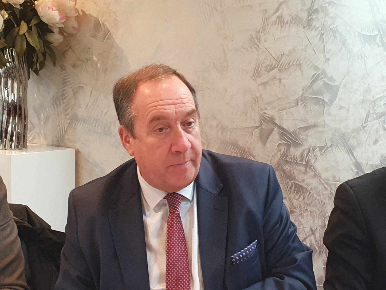 Dans une émission sur M6, ce maire de Bordeaux Métropole dénonce des "normes idiotes"