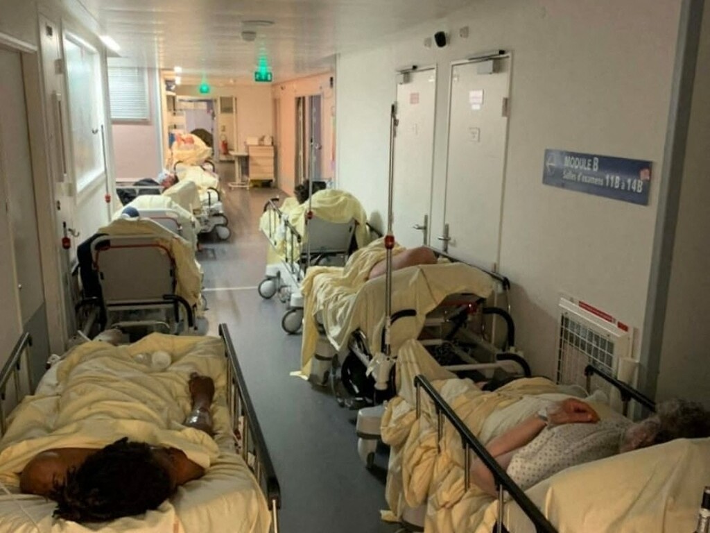 deux morts, brancards dans les couloirs... Le cri d'alarme des soignants