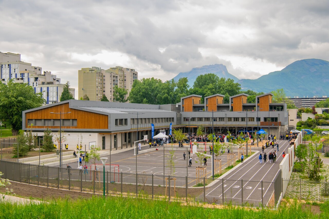 agression choquante devant un collège
