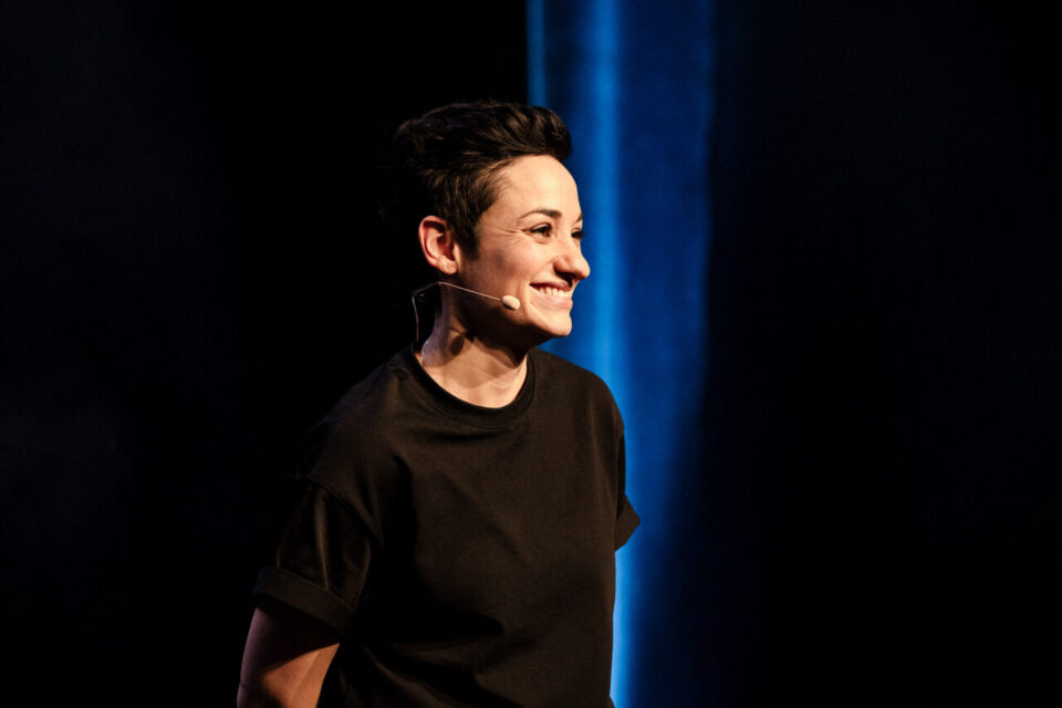 Caroline Estremo est sur la scène de La Prade de Pradines le vendredi 28 novembre 2025.