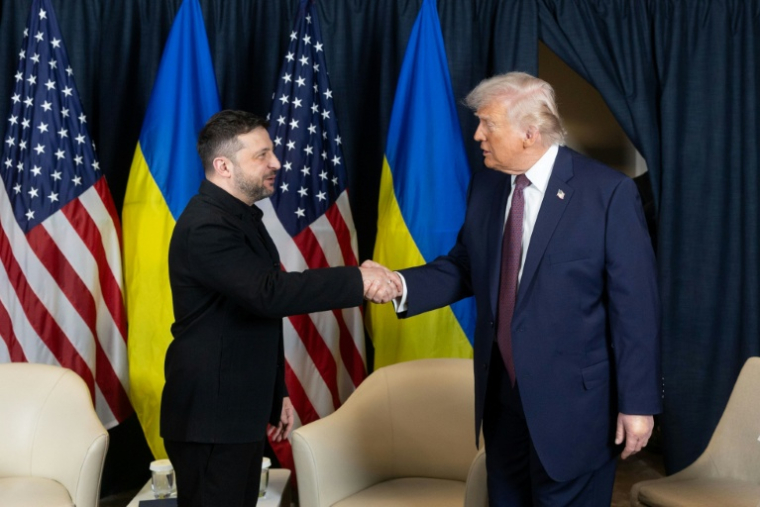 Photo provenant du compte X de Volodymyr Zelensky, du 22 janvier 2026, montrant le président ukrainien Volodymyr Zelensky (g) et le président américain Donald Trump se serrant la main lors de leur rencontre bilatérale en marge du Forum économique mondial (FEM) à Davos, en Suisse ( UKRAINIAN PRESIDENTIAL PRESS SERVICE / Handout )