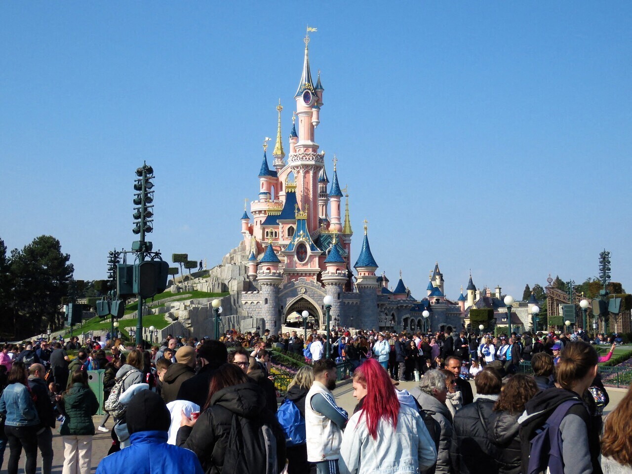 Disneyland Paris recrute à Lyon avec 500 emplois à pourvoir, voici comment candidater