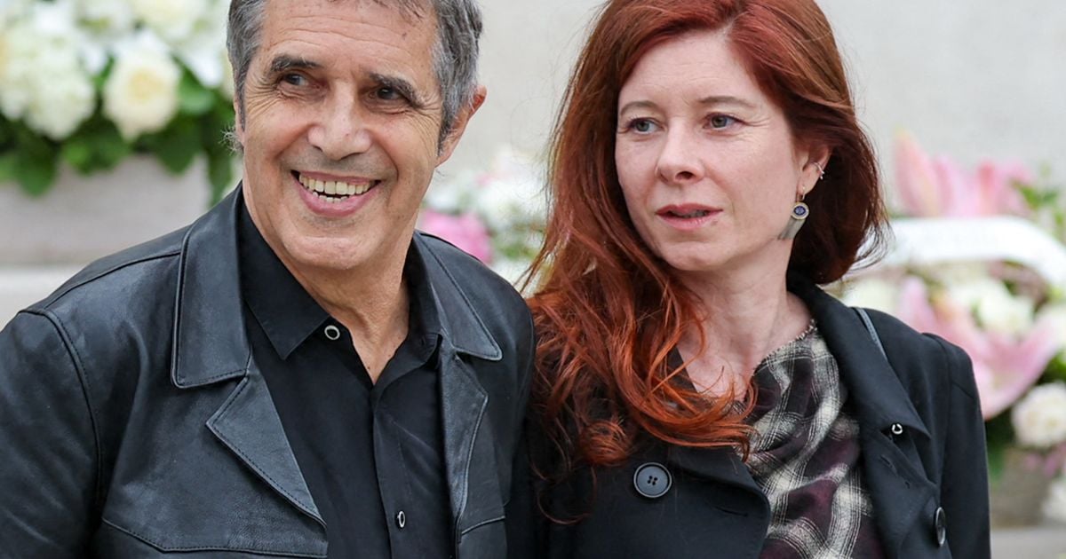 Voyage en famille pour Julien Clerc, sur un autre continent : son fils Léonard organise une surprise à laquelle le chanteur ne s'attendait pas