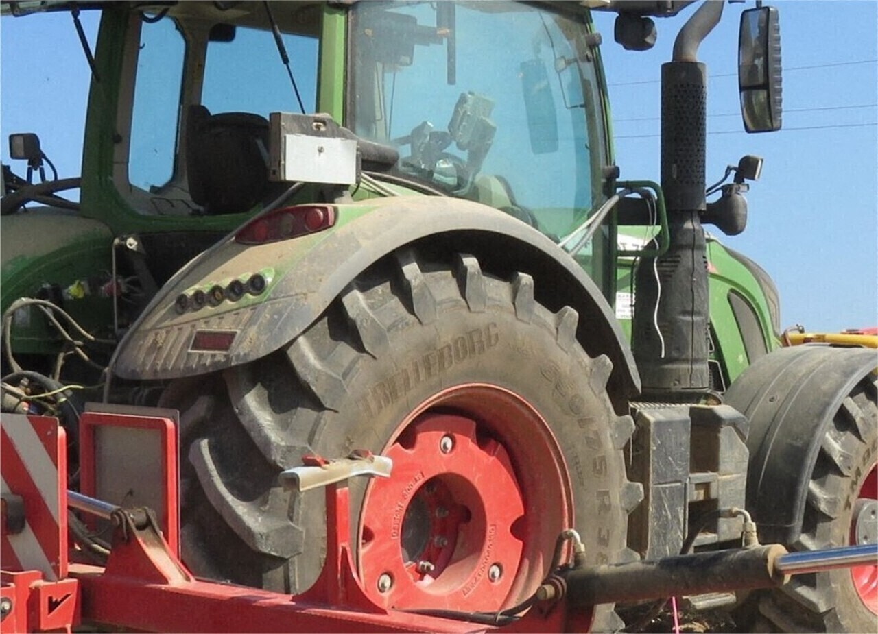 un éleveur en route vers Paris avec son tracteur refuse d'obtempérer aux policiers sur l'A4