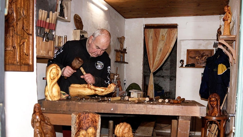 Michel Silve sculpte à 98% pour le plaisir dans son atelier de Seyne-les-Alpes
