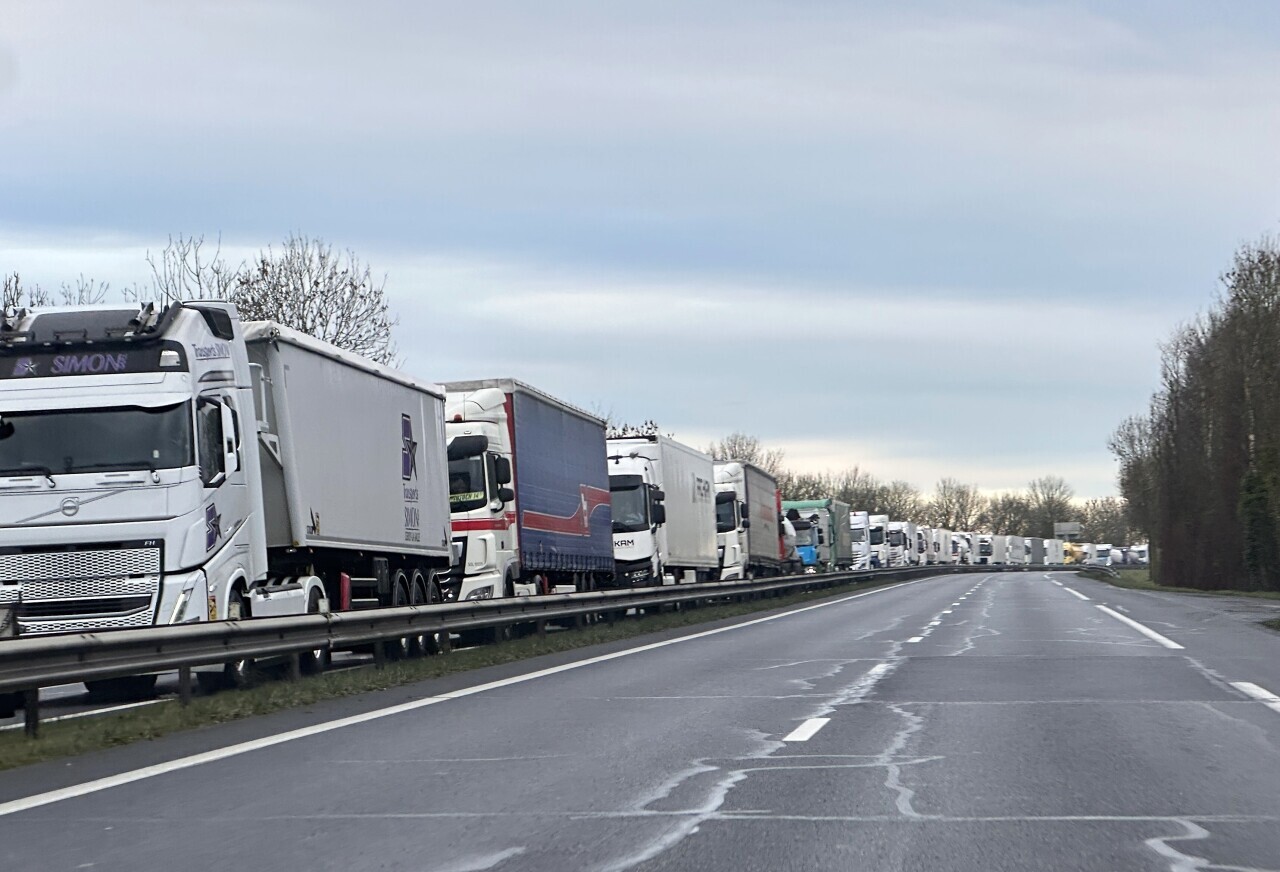 une queue phénoménale de camions arrêtés sur l’A84 entre Caen et Rennes