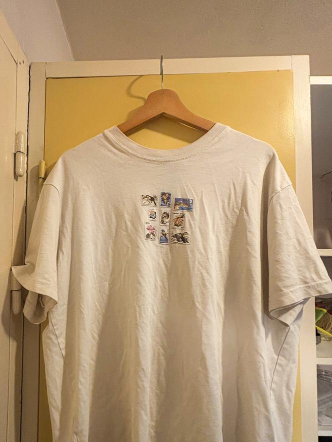 Pierre fouille dans son linge sale pour en tirer son tee-shirt préféré, s’excusant qu’il soit froissé pour la photo. « Je n’ai pas résisté à le porter », nous dit-il. Lorient, le 23 novembre 2025.