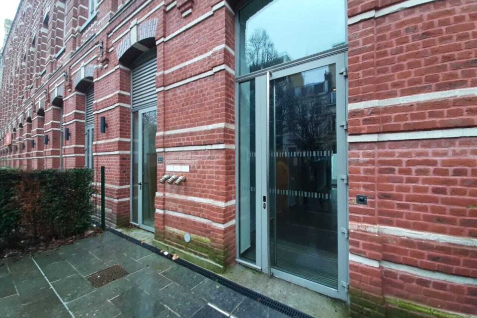 Rue Gosselet, cet autre accès à la résidence a souvent sa porte ouverte. Celle-ci ne se verrouille pas toujours après le passage d'un habitant.