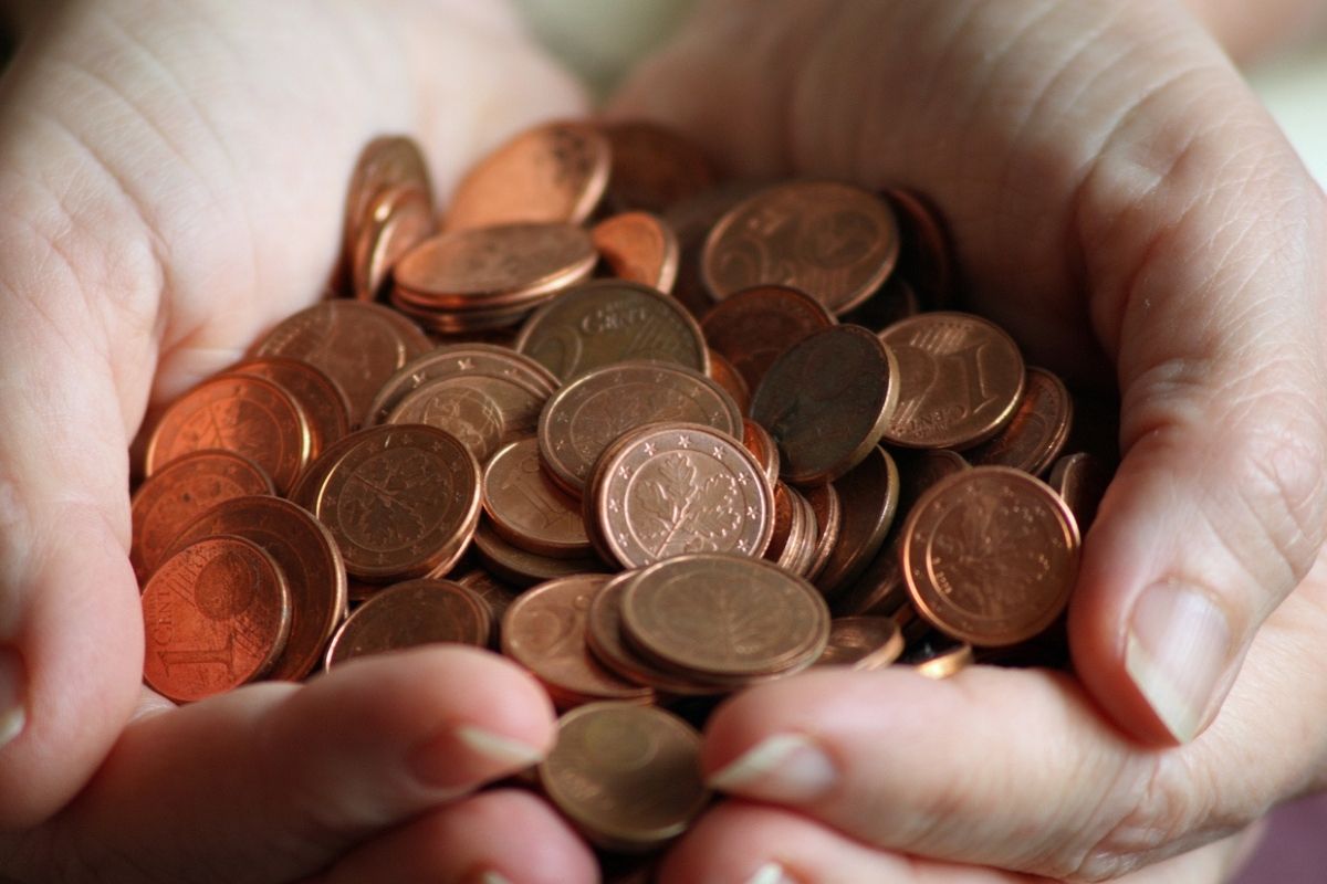 Elle met de côté quelques centimes pendant 45 jours… et hallucine en découvrant le montant