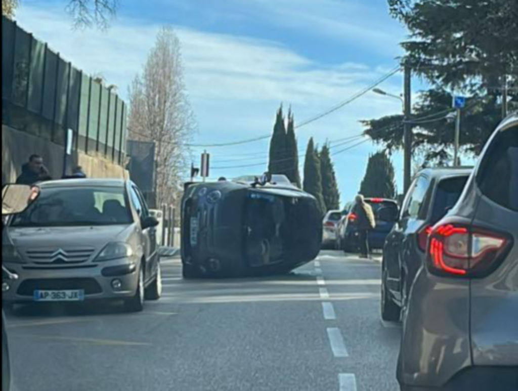 Nice. Sa voiture se renverse, un homme de 81 ans blessé dans un accident spectaculaire