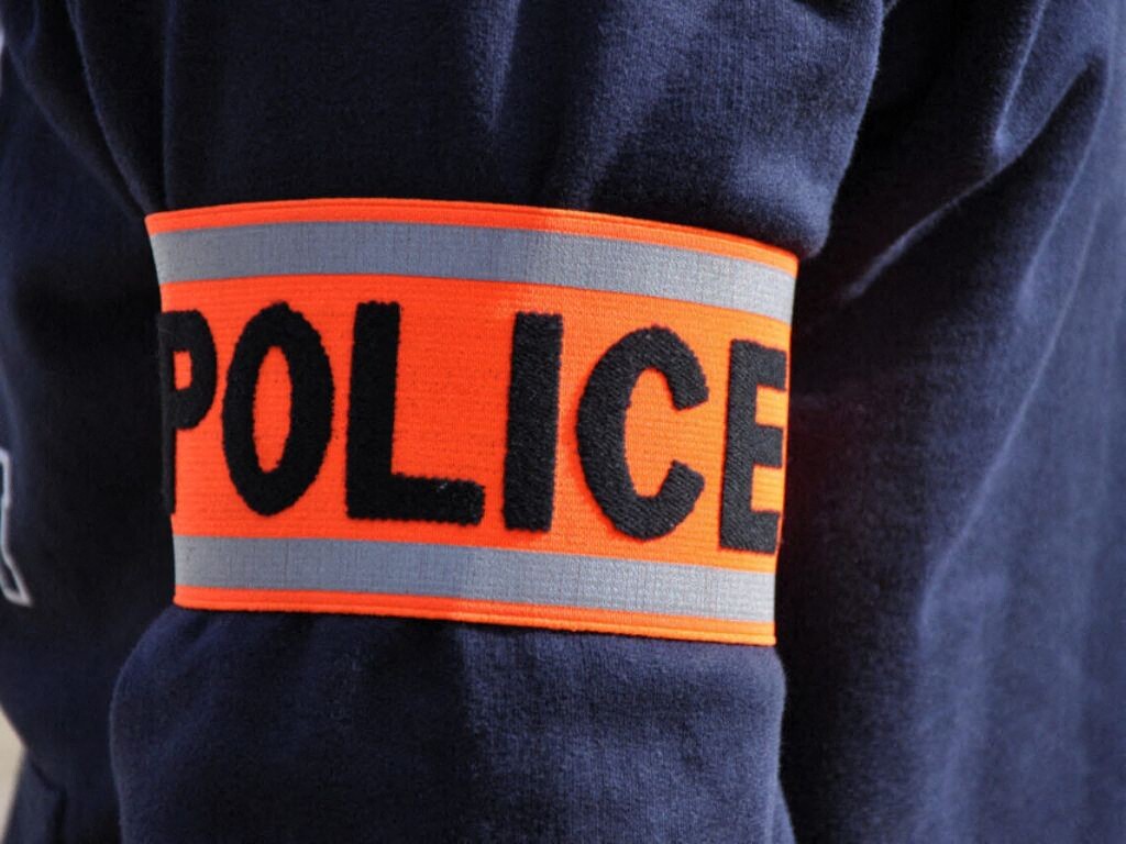 un policier retrouvé mort sur son lieu de travail, la piste du suicide envisagée