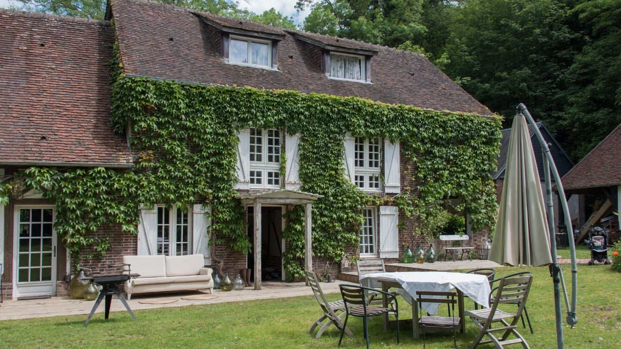 sa maison d’enfance à Auffay, en Normandie