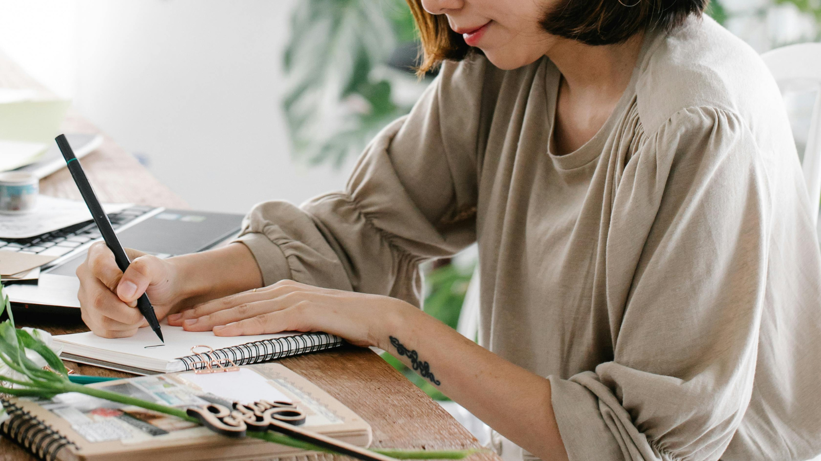 Les graphologues sont formels : les personnes qui écrivent de cette manière n’ont pas confiance en elles