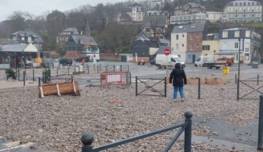 le village d'Étretat sous les galets après le passage de la tempête Goretti
