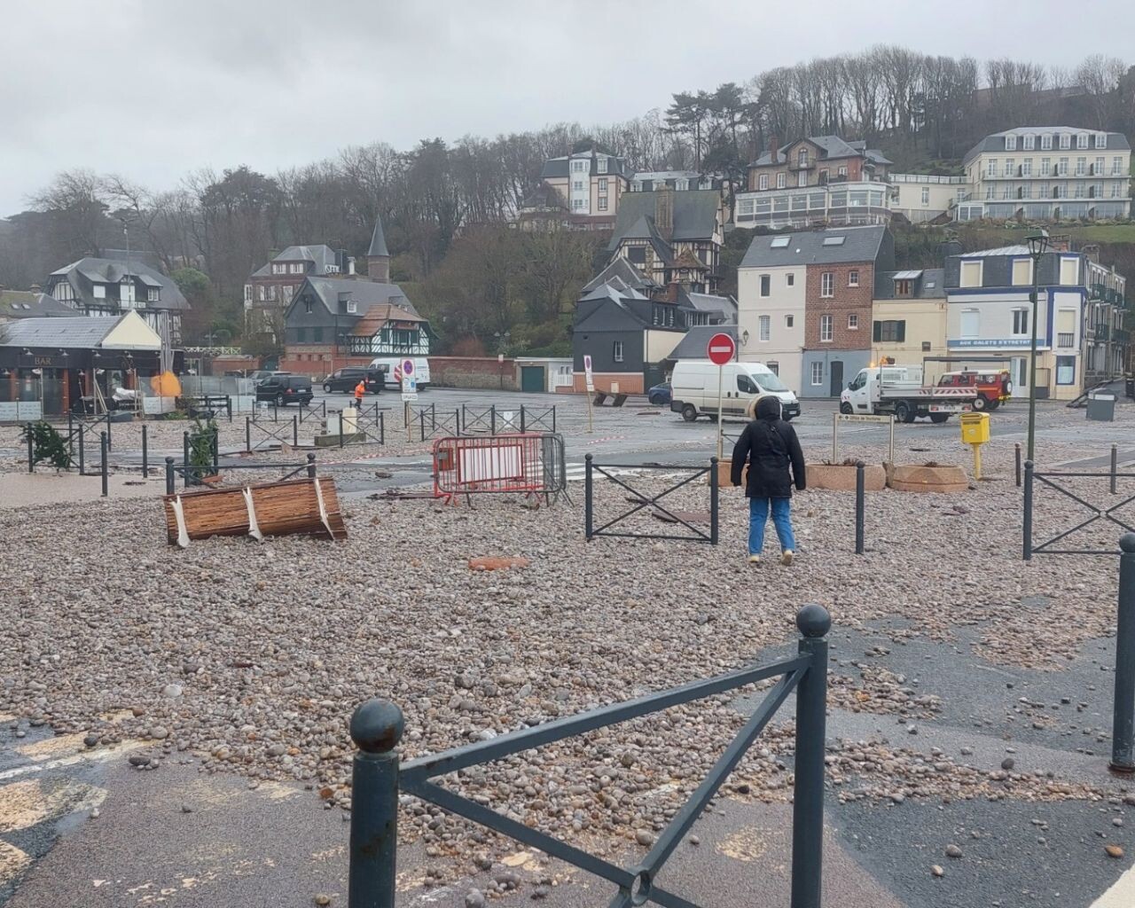 le village d'Étretat sous les galets après le passage de la tempête Goretti