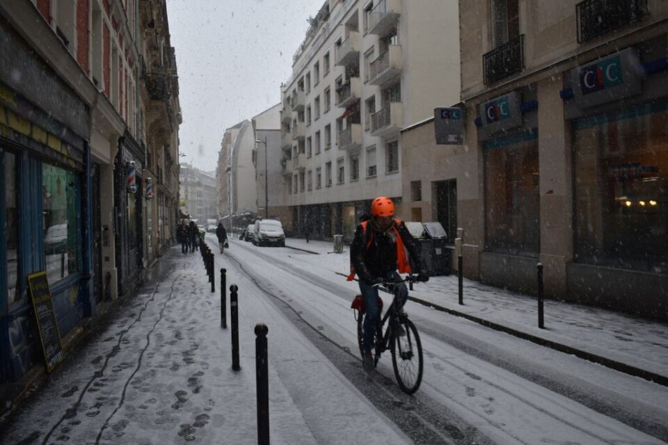 Les plus courageux ont roulé sur l'asphalte enneigé.