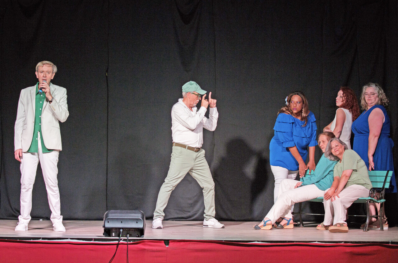 cette comédie musicale propose une balade à Paris en chansons au profit du Téléthon