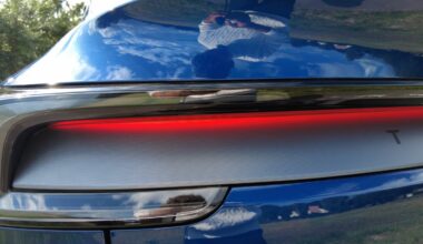 Pourquoi les feux arrière de certaines voitures neuves semblent-ils défectueux ?