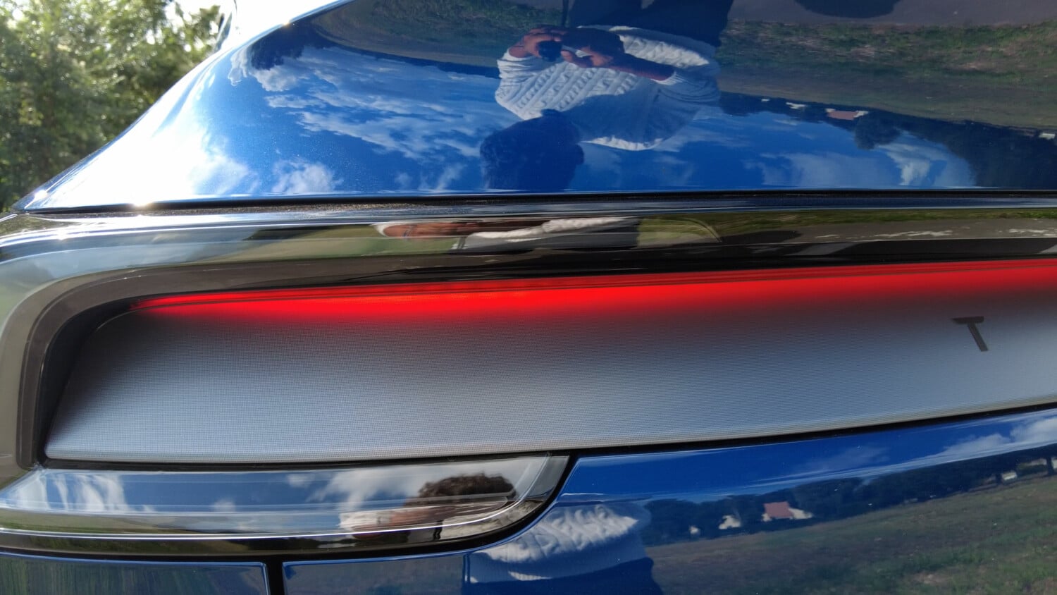 Pourquoi les feux arrière de certaines voitures neuves semblent-ils défectueux ?