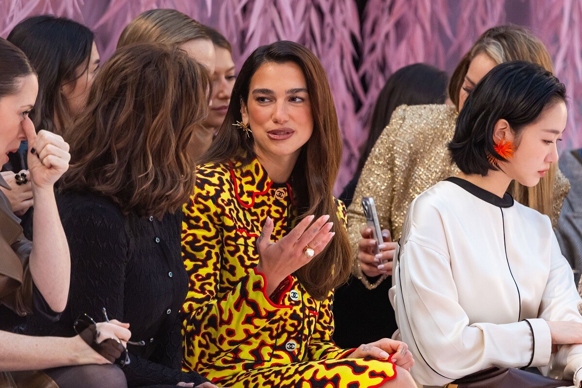 la star de la pop Dua Lipa aperçue dans le métro avec son fiancé lors de la Fashion Week