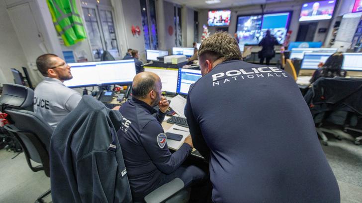 Des agents de la police nationale mobilisés pour les operations de sécurité du réveillon du Nouvel An dans un commissariat de Nice, le 31 décembre 2025.