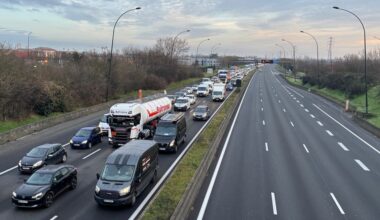 autoroutes coupées, convoi de tracteurs, un blessé... le point sur la mobilisation