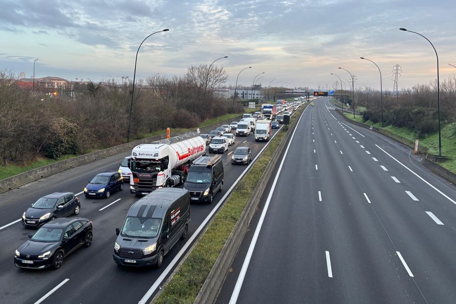 autoroutes coupées, convoi de tracteurs, un blessé... le point sur la mobilisation