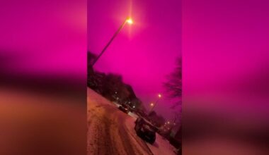 Les images surréalistes de la ville de Birmingham, au Royaume-Uni, plongée dans le rose après le passage de la tempête Goretti