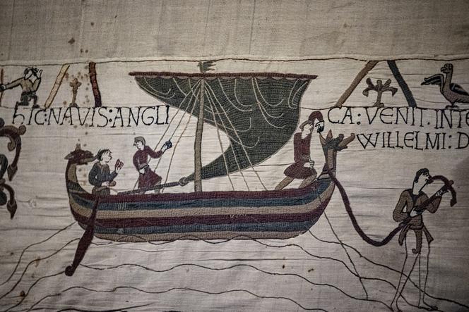 Un détail de la tapisserie de Bayeux, à Bayeux (Calvados), le 18 septembre 2025.