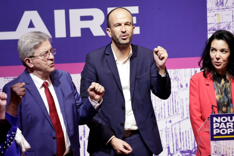 Jean-Luc Mélenchon (ge), fondateur de LFI, Manuel Bompard (c), coordinateur de LFI et Sophia Chikirou (d), députée NFP et candidate LFI aux élections municipales de Paris, chantent à la fin d'un meeting de campagne au Cirque d'Hiver à Paris, le 30 janvier 2026 ( AFP / STEPHANE DE SAKUTIN )