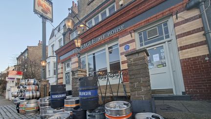 Le pub The Eagle, dans le sud de Londres, s’apprête a payer 200% de hausse d’impôts en avril prochain (GAËLE JOLY / RADIO FRANCE)