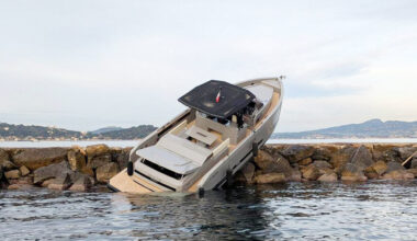Accident à Toulon. Un petit yacht s'est échoué sur la grande jetée