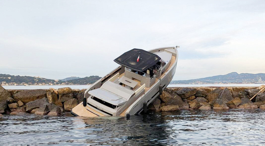 Accident à Toulon. Un petit yacht s'est échoué sur la grande jetée