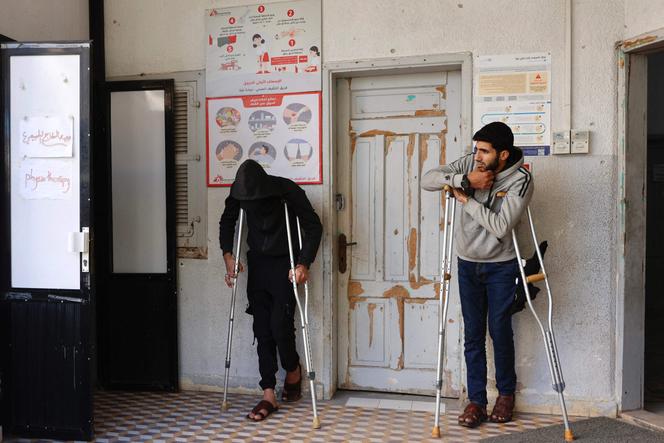 Des patients palestiniens attendent d’être examinés à la clinique de Médecins sans frontières, dans le quartier d’Al-Rimal, à Gaza, le 31 décembre 2025. 