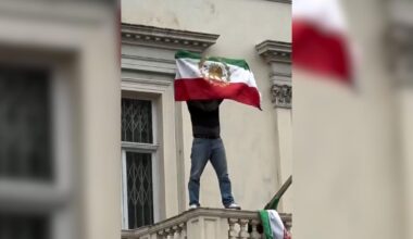 le drapeau de la République islamique d’Iran brièvement remplacé par un drapeau de la monarchie iranienne à Londres