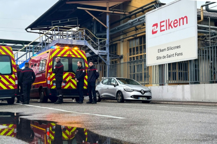 Les sapeurs-pompiers sur le site d' Elkem Silicones, après l'incendie de l'usine, le 22 décembre 2025 ( AFP / Manon BILLING )