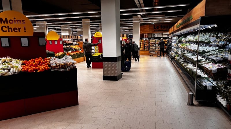 En franchissant l’entrée du nouveau magasin, les clients découvrent un large rayon frais modernisé.