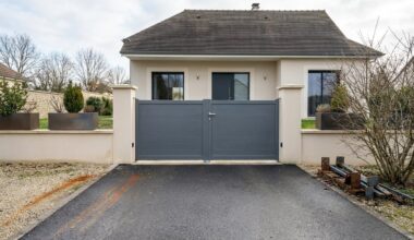 Entrée de maison vieillotte : cette fermeture en alu à -102 € chez E.Leclerc change tout sans exploser votre budget