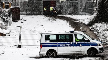 Des policiers patrouillent près de la centrale de Lichterfelde, à Berlin, le 3 janvier 2026, lors d'une importante panne d'électricité après un incendie. (FILIP SINGER / EPA / MAXPPP)