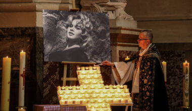 VIDÉO. Cheval noir, vichy rose... À Paris, un ultime hommage éblouissant rendu à Brigitte Bardot