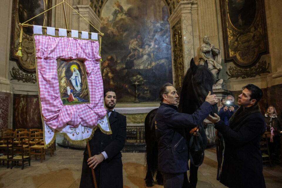 Un grand cheval noir est entré dans l'église au début de la cérémonie.