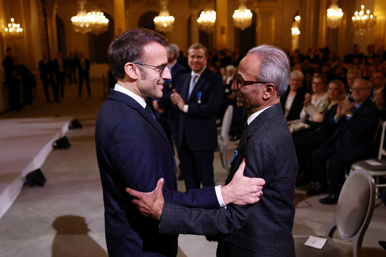 Ali Akbar, dernier vendeur à la criée de Paris, décoré par Emmanuel Macron
