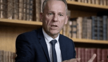 LE PROCUREUR CHARGE LA MAJORITÉ MUNICIPALE