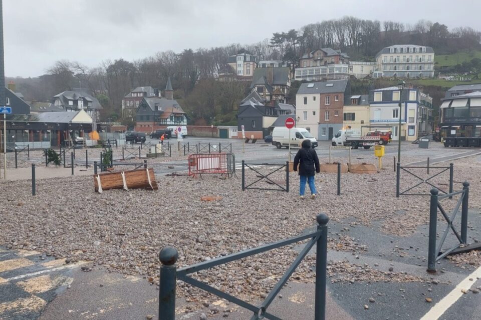 Projection de galets, inondations, vents violents, les communes d'Etretat et Fécamp ont été particulièrement touchées par la tempête Goretti.